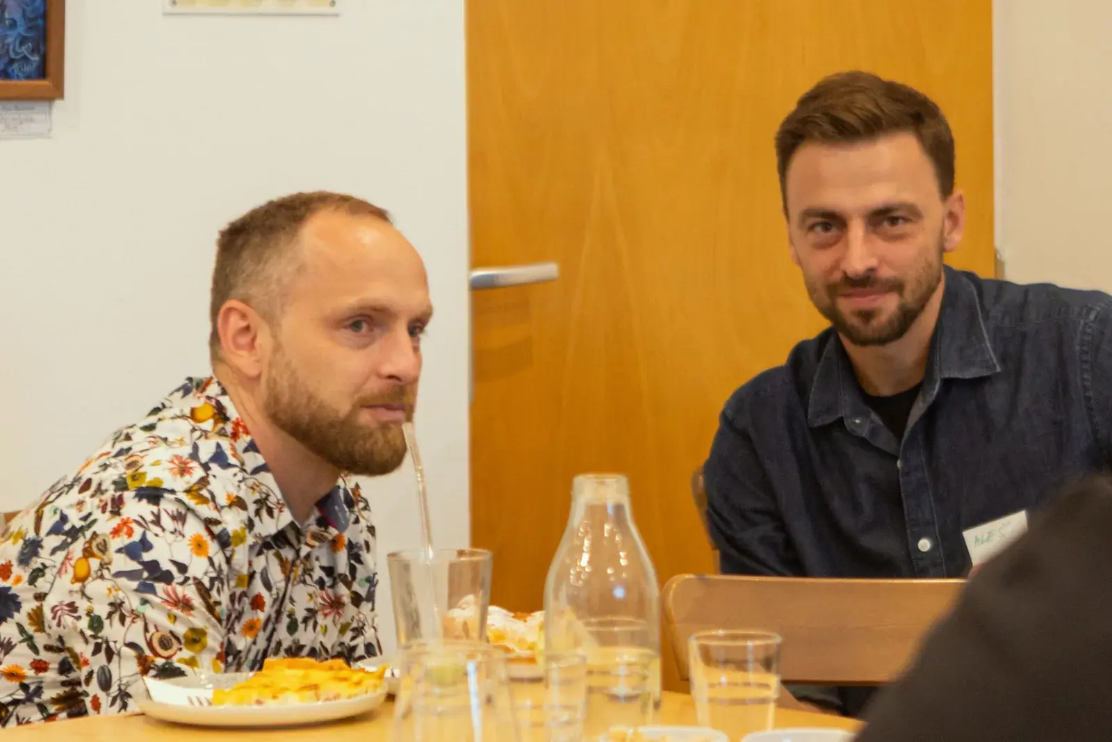 Rozhovor dvou účastníků Meetupu #8 u stolu