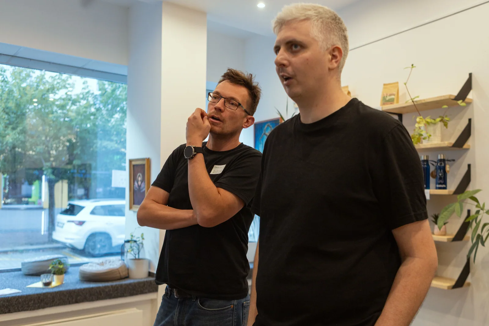 Rozhovor účastníků během přestávky na Meetupu #8