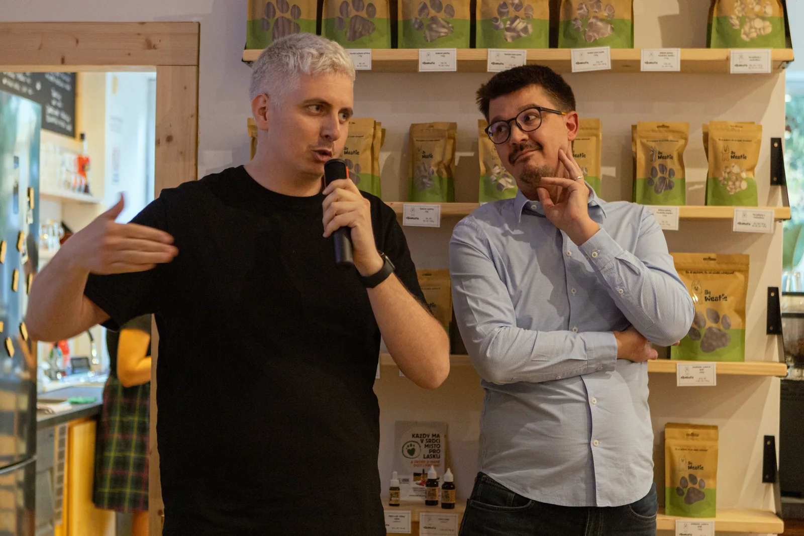 Radek Duha s mikrofonem během Business Meetupu #8